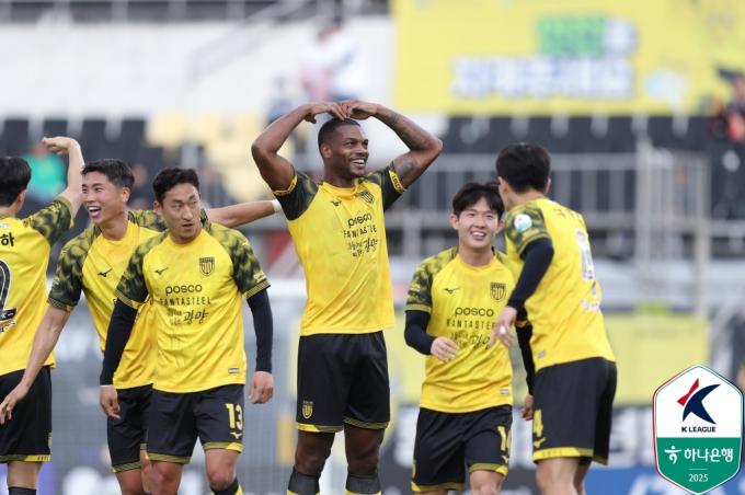 김현석 감독과 함께 좋은 페이스를 보여주고 있는 전남 드래곤즈 (한국프로축구연맹 제공)
