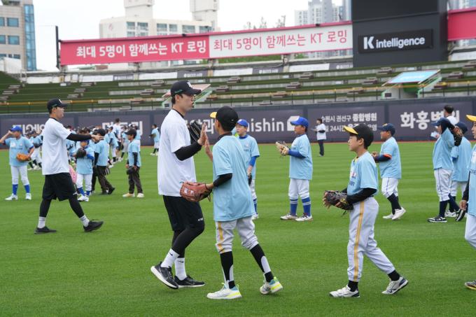 한국프로야구선수협회은 지난 19일 수원 KT 위즈파크에서 KT 위즈와 함께 유소년 야구클리닉 '두드림(DODREAM)'을 개최했다고 20일 밝혔다. (프로야구선수협 제공)