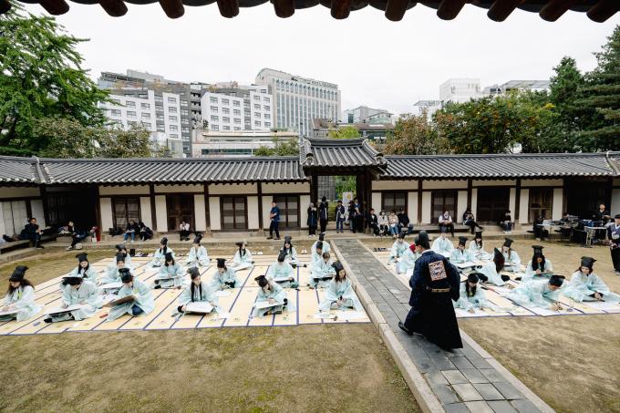 지난해 10월 선정릉에서 진행된 도전! 세계유산 조선왕릉에서 '골든벨을 울려라'에 참여한 국내외 대학생 모습(국가유산청 제공)