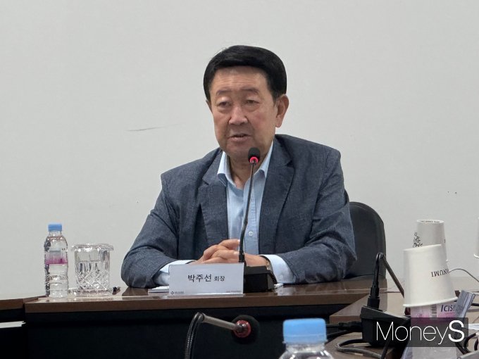 대한석유협회가 20일 '석유산업 현황 및 업계 현안 이해 제고'를 주제로 설명회를 열었다. 사진은 박주선 대한석유협회 회장이 업계 현황에 대해 설명하는 모습. /사진=정연 기자