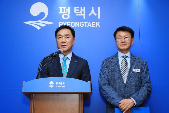  정장선 평택시장이 20일 브리핑을 통해 공설 종합장사시설 건립 부지로 진위면 은산1리를 최종 선정 발표하고 있다. / 사진제공=평택시 