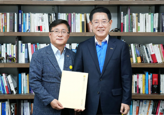 김영록 전남지사(오른쪽)가 20일 국회에서 김성환 더불어민주당 의원과 면담을 갖고 글로벌 해상풍력 생태계 조성 등 전남 현안 해결을 위한 건의와 당 차원의 협조를 요청하고 있다./전남도 
