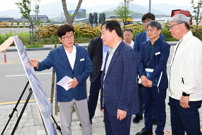 배낙호 김천시장은 지난 19일 김천시에서 추진중인 핵심 성장 동력 사업장을 돌며 직접 사업 추진 현황을 확인하고 있다/사진제공=김천시