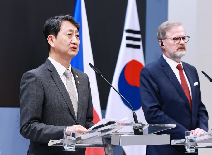 체코 당국이 계약중지 가처분 결정에 대해 최고법원에 항고한 가운데 한수원도 사업 지연에 따른 손해를 이유로 체코 최고행정법원에 법적 구제를 신청할 방침이다. 사진은 지난 7일 안덕근 산업통상자원부 장관(왼쪽)과 페트르 피알라 체코 총리가 한-체 원전산업 협력 약정 체결식에 참석한 모습. /사진=산업통상자원부