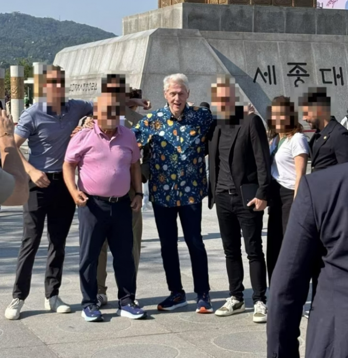 빌 클린턴 전 미국 대통령이 한국 방문 목격담이 온라인 커뮤니티와 SNS에 올라오고 있다. 사진은 서울 광화문광장 세종대왕 동상 앞에서 포즈를 취한 클린턴 전 대통령의 모습. /사진=온라인 커뮤니티 홈페이지 캡처 