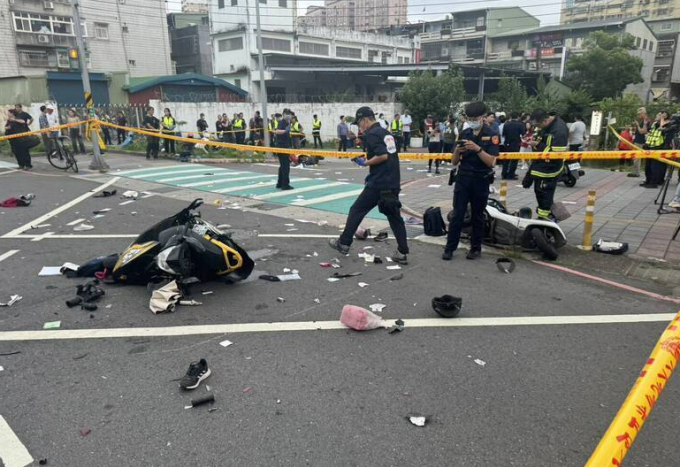 타이완에서 78세 노인이 운전하던 차량이 초등학교 인근에서 돌진하는 사고가 일어나 3명이 사망하고 12명이 다쳤다. 사진은 사고 현장을 조사 중인 타이완 현지 경찰들의 모습. /사진=자유시보 홈페이지 캡처 