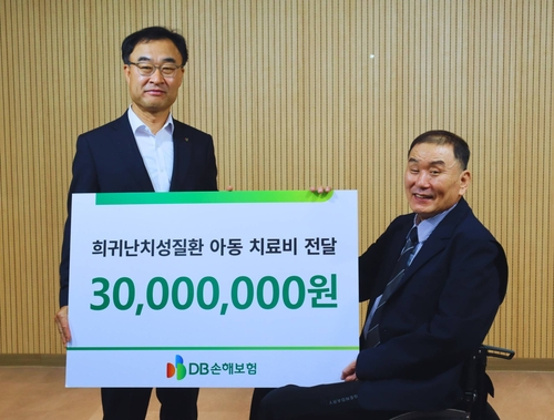 이달 15일 서울 서대문구 연희동 한국희귀난치성질환 연합회에서 박성식 DB손해보험 부사장(왼쪽)과 김재학 한국희귀난치성질환 연합회 회장이 전달식 기념촬영을 하고 있다./사진=DB손해보험 