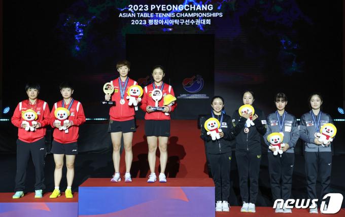 10일 오후 강원도 평창군 평창돔체육관에서 열린 '2023 평창아시아탁구선수권대회-버터플라이' 여자복식 경기에서 입상한 선수들이 기념촬영을 하고 있다. 왼쪽부터 왕이디·쑨잉샤·왕만위·첸멍(중국), 전지희·신유빈(한국), 나가사키 미유·키하라 미유(일본). 2023.9.10/뉴스1 ⓒ News1 민경석 기자