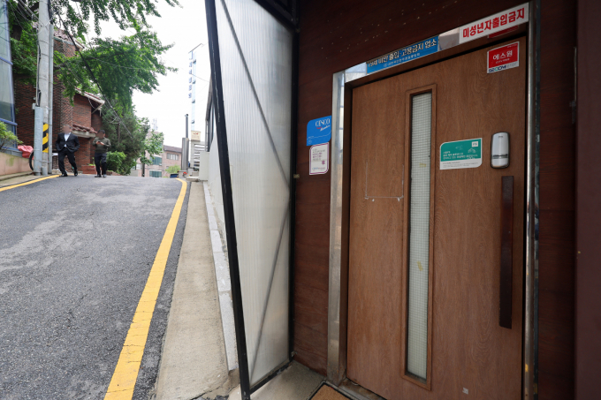 지귀연 서울중앙지법 부장판사가 접대를 받은 장소로 알려진 서울 강남구 청담동 유흥업소가 최근 간판을 내리고 영업을 정지했다. 사진은 20일 서울 강남구 청담동 한 유흥업소의 모습. /사진=뉴스1