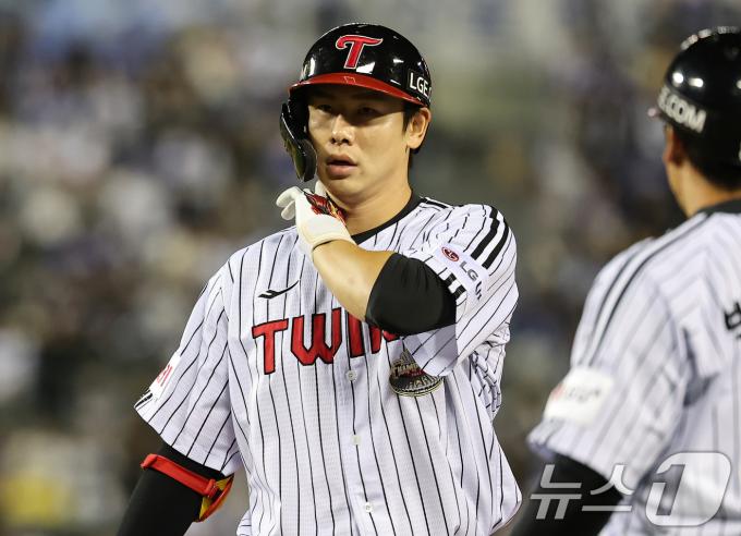 17일 오후 서울 송파구 잠실야구장에서 열린 프로야구 '2024 신한 SOL 뱅크 KBO 포스트시즌' 플레이오프 3차전 삼성 라이온즈와 LG 트윈스의 경기, 1회말 선두타자로 나선 LG 홍창기가 안타를 치고 기뻐하고 있다. 2024.10.17/뉴스1 ⓒ News1 김도우 기자
