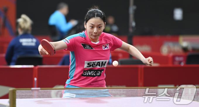 박가현이 18일 카타르 도하 카타르대학교 스포츠 콤플렉스에서 열린 2025 국제탁구연맹(ITTF) 세계선수권대회 개인단식 128강 싱가포르 탄 자오윈과 경기를 펼치고 있다. (사진공동취재단) 2025.5.18/뉴스1 ⓒ News1 김명섭 기자
