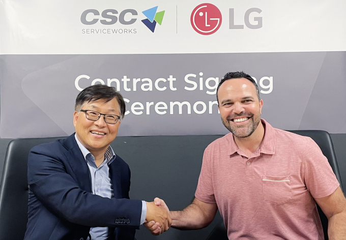 LG전자는 최근 북미 1위 세탁솔루션 기업 'CSC 서비스웍스'와 상업용 세탁기 공급계약을 체결했다. 사진은 왼쪽부터 김상용 LG전자 미국법인 HS담당 전무, 로드리고 카스텔라노스 CSC CEO. /사진=LG전자