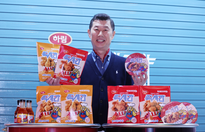 김홍국 하림그룹 회장이 15일 서울 성동구 성수동 장하다 하림 맥시칸 팝업스토어에서 새롭게 론칭한 냉동치킨 브랜드 '맥시칸'을 선보이고 있다./사진=뉴스1 /사진=(서울=뉴스1) 박지혜 기자