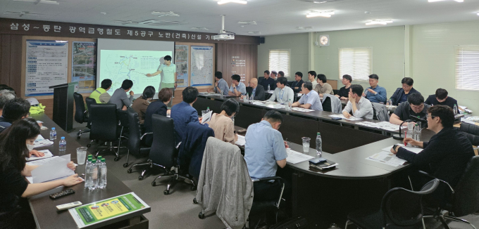 20일 국토교통부, 국가철도공단, 경기주택도시공사, 용인도시공사 등 관계기관 30여 명이 참석한 가운데 현장점검을 실시하고 있다. /사진제공=용인특례시
