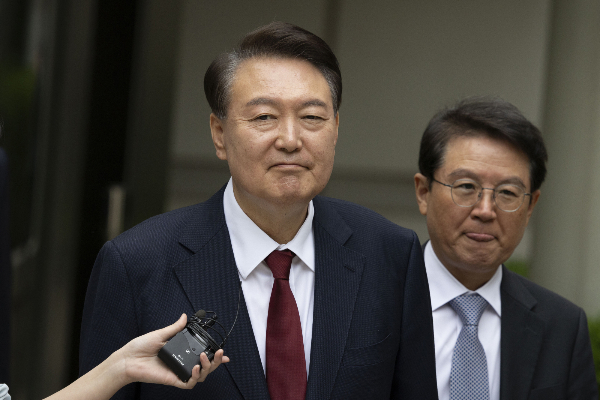 윤석열 전 대통령이 21일 부정선거 의혹을 다룬 다큐멘터리 영화 '부정선거, 신의 작품인가'를 관람한다. 사진은 윤석열 전 대통령이 내란 우두머리 혐의, 직권남용 권리행사방해 혐의 사건 4차 공판의 오전 재판 종료 후 점심 식사를 위해 나서는 모습. /사진=뉴스1