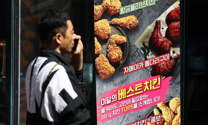  서울 시내의 한 치킨 프랜차이즈 매장 앞으로 시민이 지나가고 있다. /사진=뉴시스