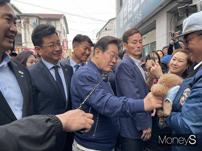 이재명 더불어민주당 대선 후보가 동물복지 선진국을 약속했다. 사진은 지난 3일 강원 고성을 찾은 이 후보. /사진=유찬우 기자