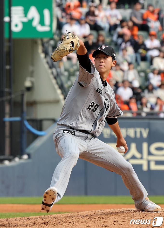 10일 오후 서울 송파구 잠실야구장에서 열린 프로야구 '2024 신한 SOL 뱅크 KBO리그' 한화 이글스와 두산 베어스의 경기 4회 말 한화 황준서가 6대4로 뒤지고 있는 상황에서 마운드에 올라 역투하고 있다. 2024.4.10/뉴스1 ⓒ News1 장수영 기자
