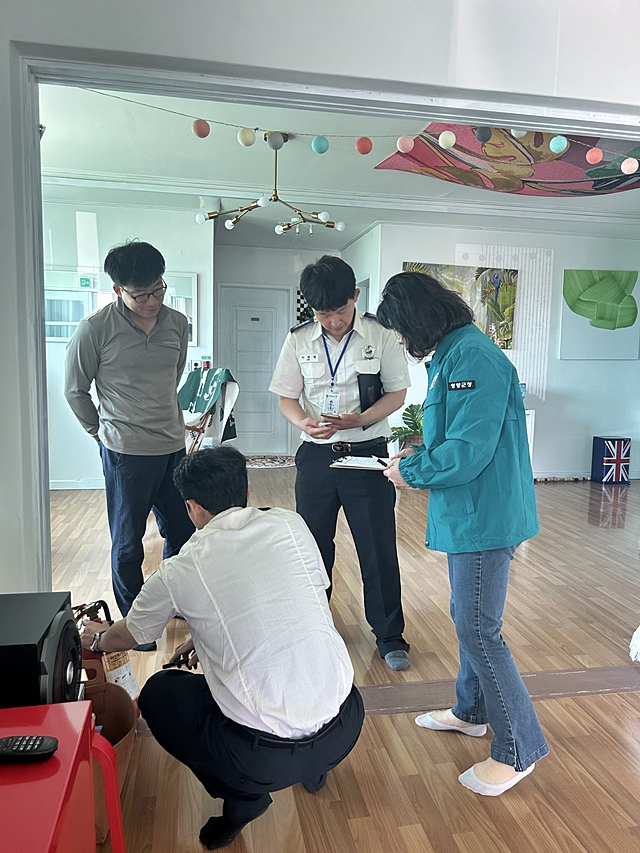 영양군 관계자들이 한 시설에 대한 안전점검을 하고 있다./사진제공=경북 영양군