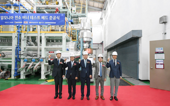 문일주 한국전력 본부장(왼쪽 두번째)이 전력연구원에서 1MW 암모니아 전소 버너 테스트베드 준공식 후 관계자들과 기념 사진촬영을 하고 있다. /한전