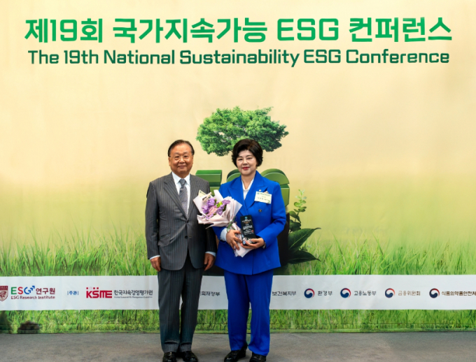 이현경 보람상조애니콜 대표이사(오른쪽)가 ESG 사회공헌상을 수상한 뒤 기념촬영을 하고 있다./사진=보람그룹 
