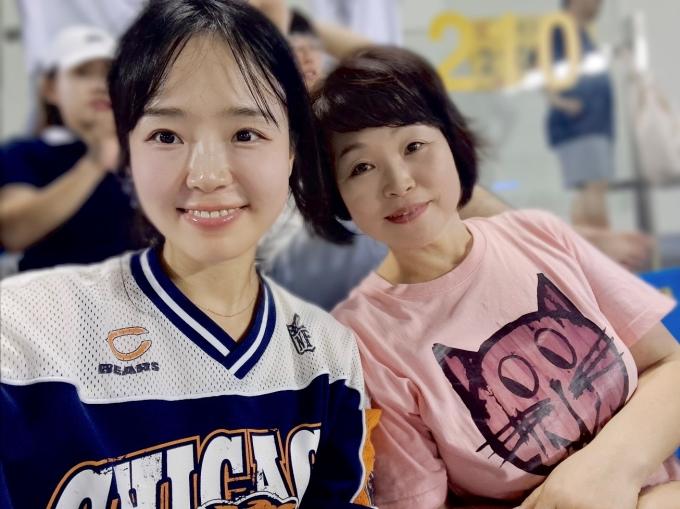 두산 베어스 팬 소원 성취 프로젝트 ‘두잇포유’의 두 번째 주인공 정소영(왼쪽)씨와 그의 어머니.(두산 베어스 제공)