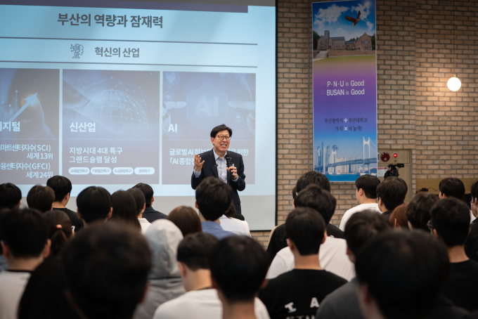 박형준 부산시장이 지난 20일 부산대에서 특강을 하고 있는 모습./사진=부산시