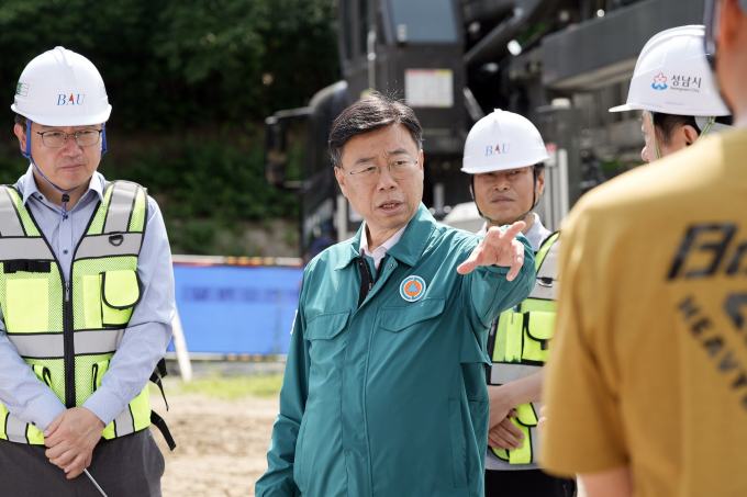 신상진 성남시장(왼족 2번째)이 21일 탄천 교량 복구 공사 현장 점검을 벌이고 있다. /사진제공=성남시