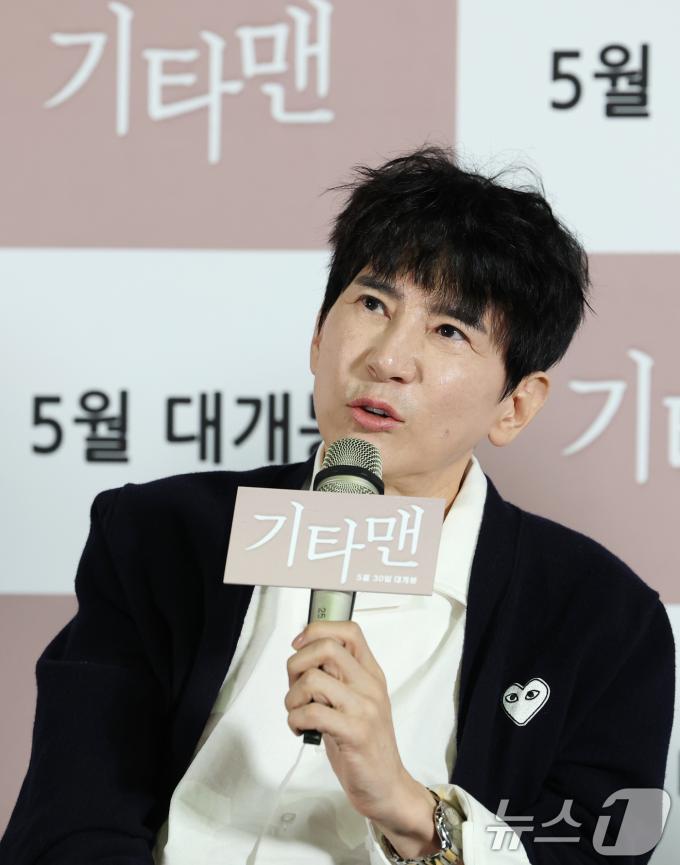 공동 연출을 맡은 이선정 감독이 21일 서울 송파구 롯데시네마 롯데월드타워점에서 열린 고(故) 김새론 배우의 유작인 영화 '기타맨' 언론 시사회에서 취재진 질문에 답하고 있다. 오는 30일 개봉을 확정한 '기타맨'은 고된 현실 속에서도 음악과 인연을 통해 희망을 찾으려는 천재 기타리스트의 상실과 사랑, 여정을 그린 음악 영화다. 2025.5.21/뉴스1 ⓒ News1 권현진 기자