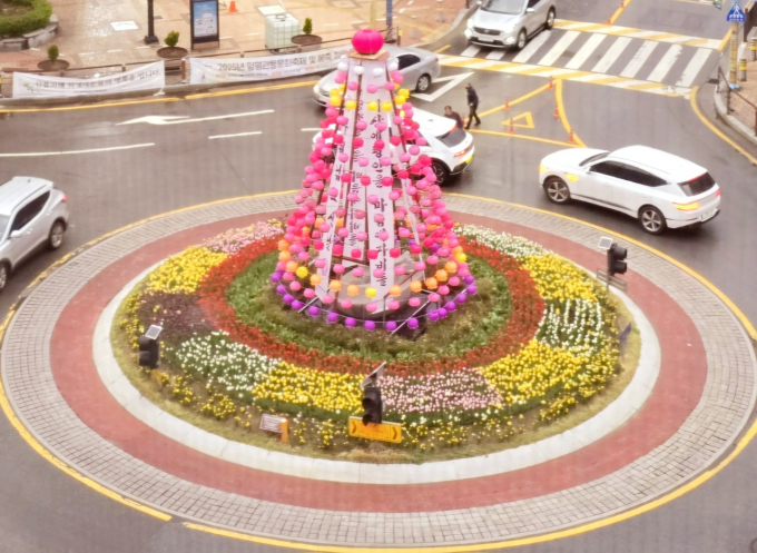 회전교차로 화단 조성 모습. /사진제공=양평군