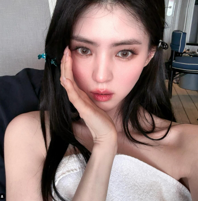 배우 한소희가 섹시한 매력을 뽐냈다. /사진=한소희 인스타그램