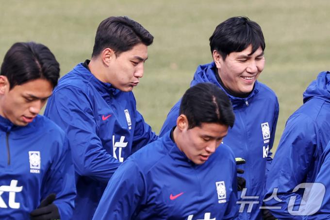 대한민국 축구대표팀 주민규(왼쪽 두 번째)이 17일 오후 경기도 고양시 고양종합운동장에서 3월 A매치 대비 첫 훈련을 하며 김동진 코치와 대화를 나누고 있다.  ⓒ News1 민경석 기자