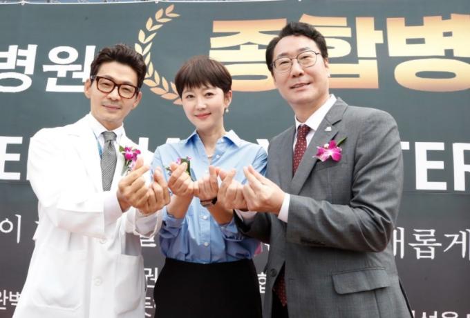 (왼쪽부터) 허일 화성유일병원 병원장 허일, 배우 염정아, 정명근 화성시장 / 사진=정명근 화성시장 페이스북