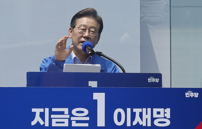 이재명 더불어민주당 대선 후보가 21일 자신의 SNS가 본인 목숨줄이라고 강조했다. 사진은 이날 인천 남동구 구월 로데오광장을 찾아 지지를 호소하는 이 후보. /사진=뉴스1
