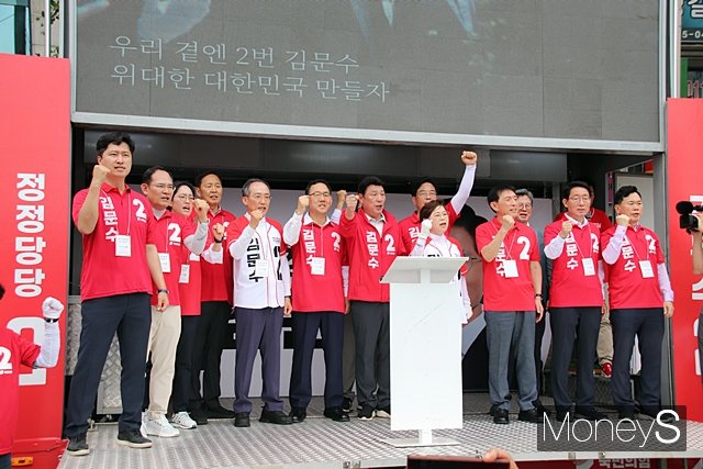 21일 대구 수성구 범어동 소재 대구지법 앞에서 열린 민주당 규탄 유세에 참석한 의원들이 민주당 규탄 구호를 외치고 있다./사진=황재윤 기자
