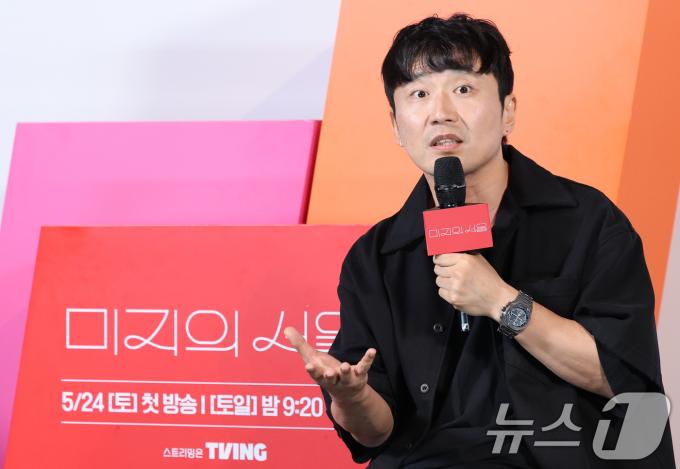 박신우 PD가 21일 오후 서울 영등포구 CGV 영등포점에서 열린 tvN 토일드라마 '미지의 서울' 제작발표회에 참석해 취재진 질문에 답하고 있다. ‘미지의 서울’은 얼굴 빼고 모든 게 다른 쌍둥이 자매가 인생을 맞바꾸는 거짓말로 진짜 사랑과 인생을 찾아가는 로맨틱 성장 드라마다. ⓒ News1 권현진 기자