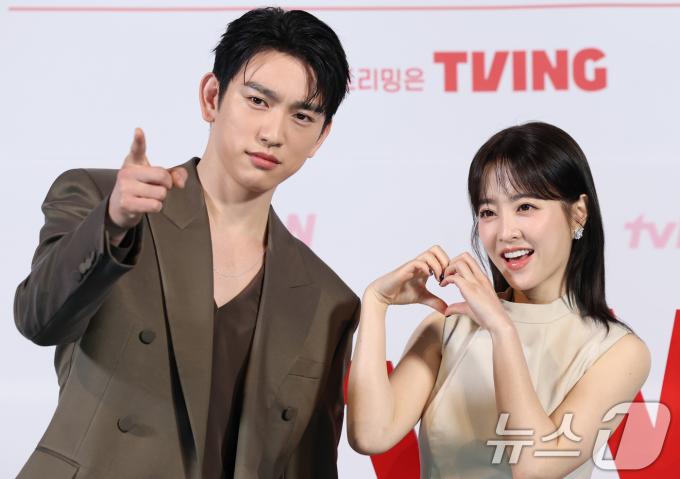 배우 박진영과 박보영(오른쪽)이 21일 오후 서울 영등포구 CGV 영등포점에서 열린 tvN 토일드라마 '미지의 서울' 제작발표회에 참석해 포즈를 취하고 있다. ‘미지의 서울’은 얼굴 빼고 모든 게 다른 쌍둥이 자매가 인생을 맞바꾸는 거짓말로 진짜 사랑과 인생을 찾아가는 로맨틱 성장 드라마다. 2025.5.21/뉴스1 ⓒ News1 권현진 기자
