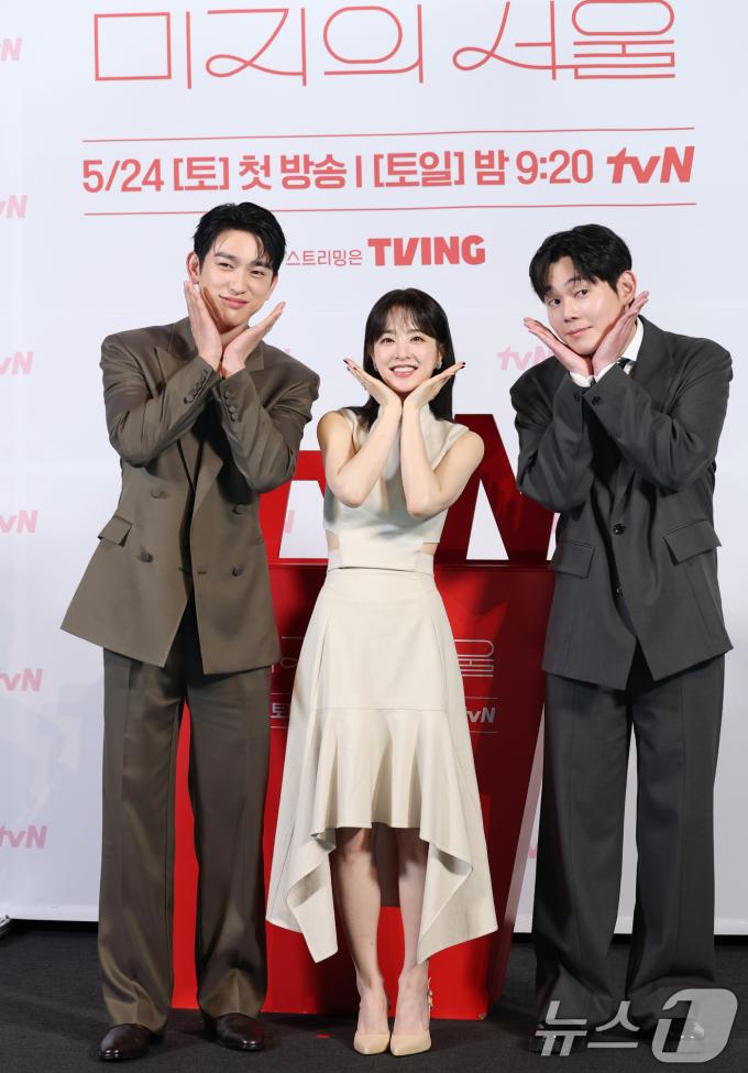 배우 박진영(왼쪽부터)과 박보영, 류경수가 21일 오후 서울 영등포구 CGV 영등포점에서 열린 tvN 토일드라마 '미지의 서울' 제작발표회에 참석해 포즈를 취하고 있다. ‘미지의 서울’은 얼굴 빼고 모든 게 다른 쌍둥이 자매가 인생을 맞바꾸는 거짓말로 진짜 사랑과 인생을 찾아가는 로맨틱 성장 드라마다. 2025.5.21/뉴스1 ⓒ News1 권현진 기자