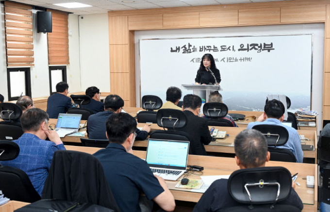 김보경 환경자원국장이 21일 기자간담회를 통해 '자원회수시설 현대화사업'의 추진 현황과 주민 요구사항 반영 상황을 설명하고 있다. /사진제공=의정부시