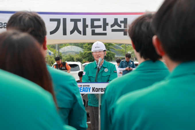 이상일 용인특례시장(가운데)이 21일 구성역에서 열린 '2025년 레디 코리아(READY Korea)' 2차 훈련이 끝난 뒤 강평을 하고 있다. /사진제공=용인특례시