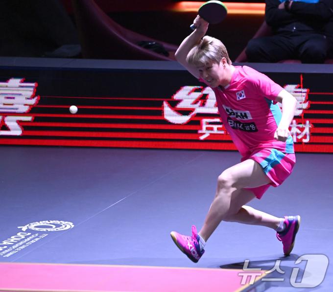 안재현이 21일(현지시간) 카타르 도하 루사일 아레나에서 열린 2025 국제탁구연맹(ITTF) 세계선수권대회 남자단식 32강 대만 린옌췬과 경기를 펼치고 있다. 2025.5.22/뉴스1