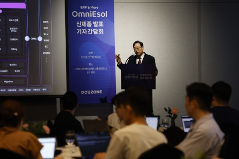 키움증권이 더존비즈온 목표주가를 8만8000원으로 하향했다. 사진은 지난해 더존비즈온 옴니이솔 발표 기자간담회./사진=더존비즈온