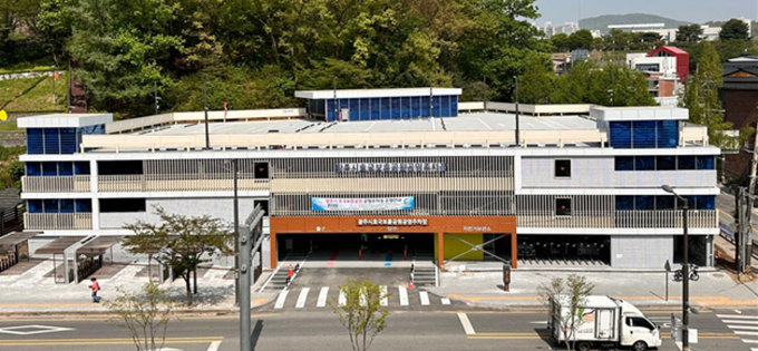 공영주차장 건립 후 불법 주정차 단속 건수가 가장 큰 폭으로 줄어든 광주시 경안근린공원에 건립한 공영주차장 모습. /사진제공=경기도