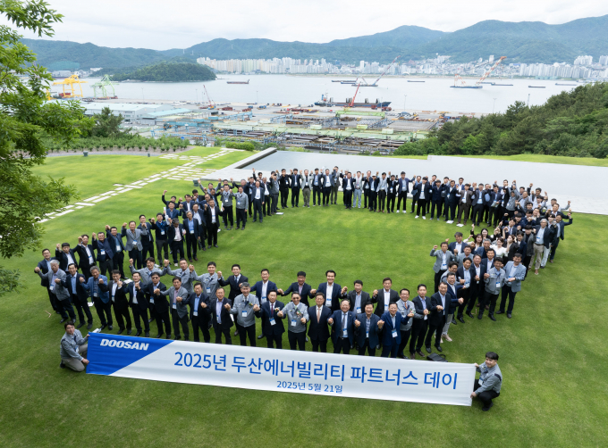 21일 두산에너빌리티 창원 본사에서 진행된 ‘2025년 두산에너빌리티 파트너스 데이’에서 참석자들이 기념촬영을 하고 있다. /사진=두산에너빌리티
