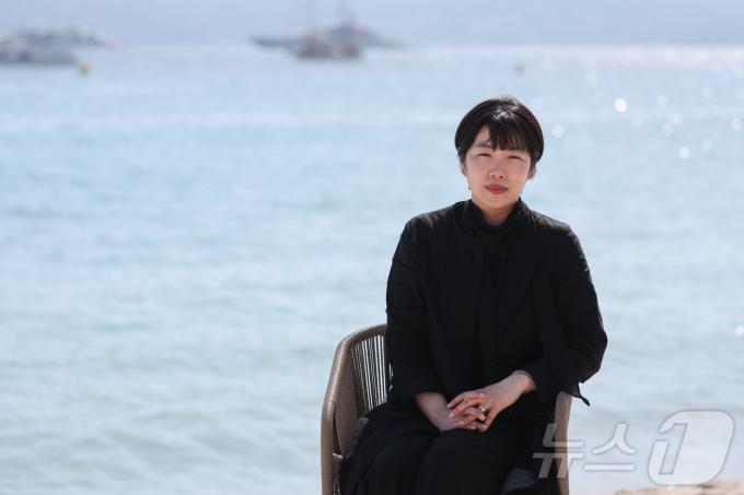 제78회 칸 국제영화제가 열리고 있는 프랑스 남부 소도시 칸(Cannes) 크루아제트 해변의 한 카페에서 비공식 부문인 비평가주간 단편 경쟁 부문에 초청된 애니메이션 ‘안경’의 정유미 감독이 뉴스1과 인터뷰를 하고 있다. 2025.5.22/뉴스1 ⓒ News1 이준성 기자