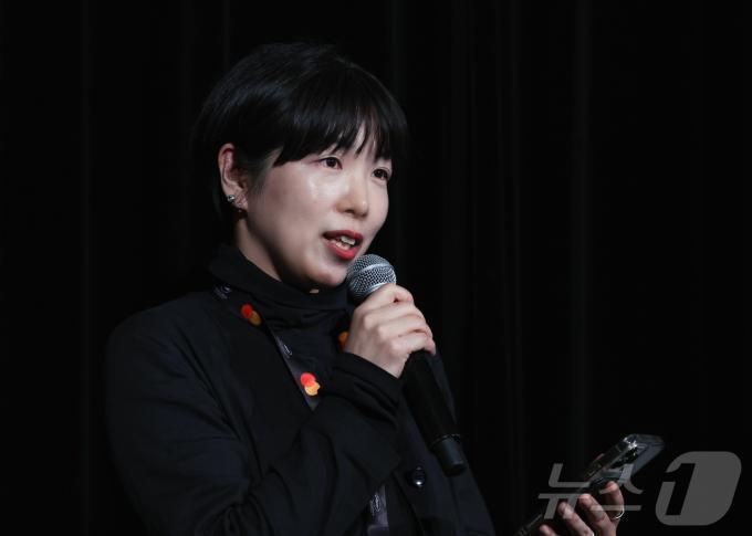 제78회 칸 국제영화제가 열리고 있는 프랑스 남부 소도시 칸(Cannes)의 에스파스 미라마르(Espace Miramar) 극장에서 비공식 부문인 비평가주간 단편 경쟁 부문 갈라 상영회가 열려, 애니메이션 ‘안경’의 정유미 감독이 무대 인사를 하고 있다. 2025.5.21/뉴스1 ⓒ News1 이준성 기자