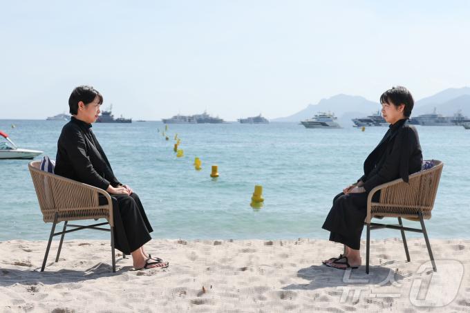 제78회 칸 국제영화제가 열리고 있는 프랑스 남부 소도시 칸(Cannes) 크루아제트 해변의 한 카페에서 비공식 부문인 비평가주간 단편 경쟁 부문에 초청된 애니메이션 ‘안경’의 정유미 감독이 뉴스1과 인터뷰를 하고 있다. (다중노출 촬영) 2025.5.22/뉴스1 ⓒ News1 이준성 기자