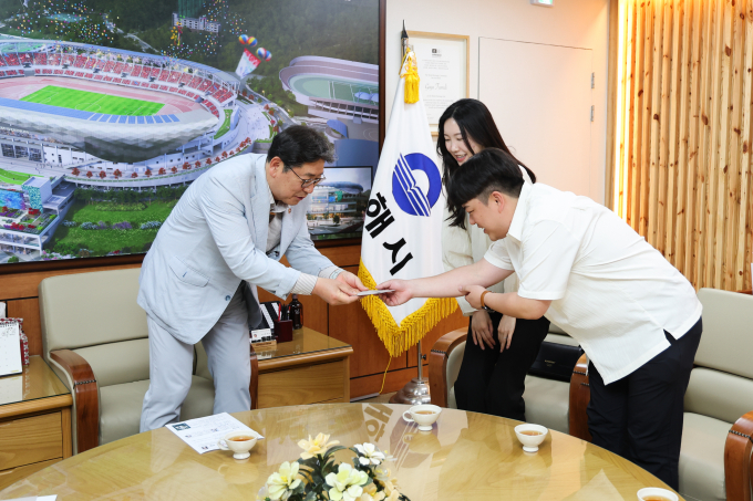 나는 김해솔로 1호 결혼 커플이 21일 김해시를 찾아 홍태용시장(사진 맨 왼쪽)에게 청첩장을 전달하고 있다./사진=김해시