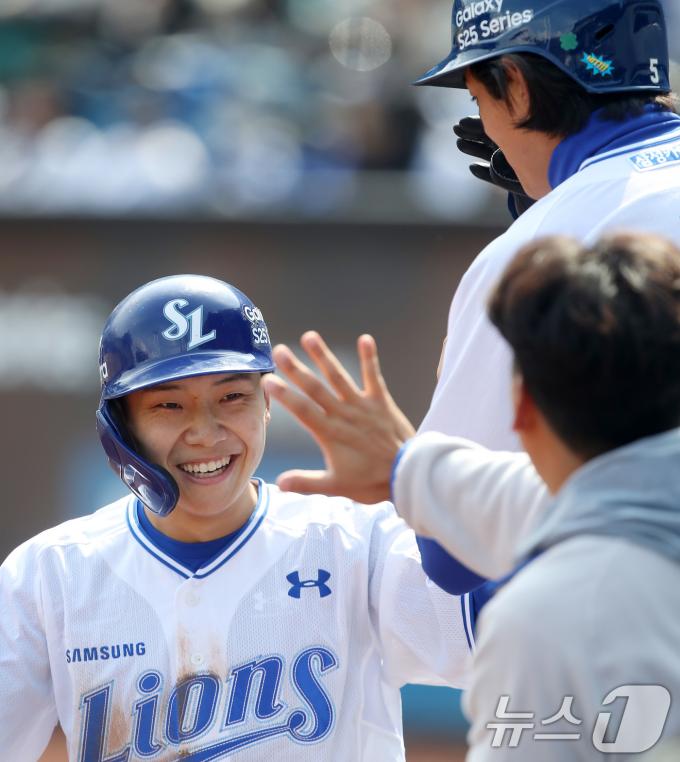 8일 오후 대구 삼성라이온즈파크에서 열린 프로야구 '2025 신한 SOL 뱅크 KBO 리그' SSG 랜더스와 삼성 라이온즈의 시범경기, 1회말 1사 3루 상황 삼성 3번타자 구자욱의 우익수 방면 희생플라이 때 3루주자 김지찬이 홈을 밟아 득점에 성공한 뒤 동료들의 축하를 받고 있다. 2025.3.8/뉴스1 ⓒ News1 공정식 기자