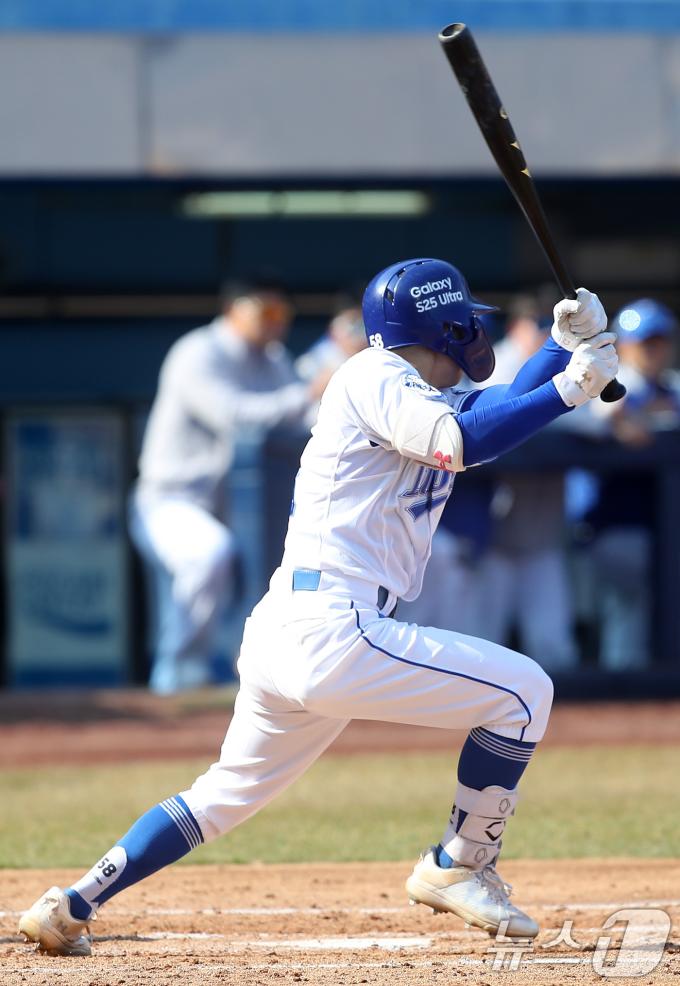 9일 오후 대구 삼성라이온즈파크에서 열린 프로야구 '2025 신한 SOL 뱅크 KBO 리그' SSG 랜더스와 삼성 라이온즈의 시범경기, 6회말 무사 1,2루 상황 삼성 1번타자 김지찬이 좌익수 방면 2타점 적시타를 치고 있다. 2025.3.9/뉴스1 ⓒ News1 공정식 기자